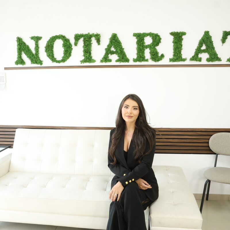 Notar Afumați Stănescu Eliza-Gabriela în biroul NotariX, sub logo NOTARIAT