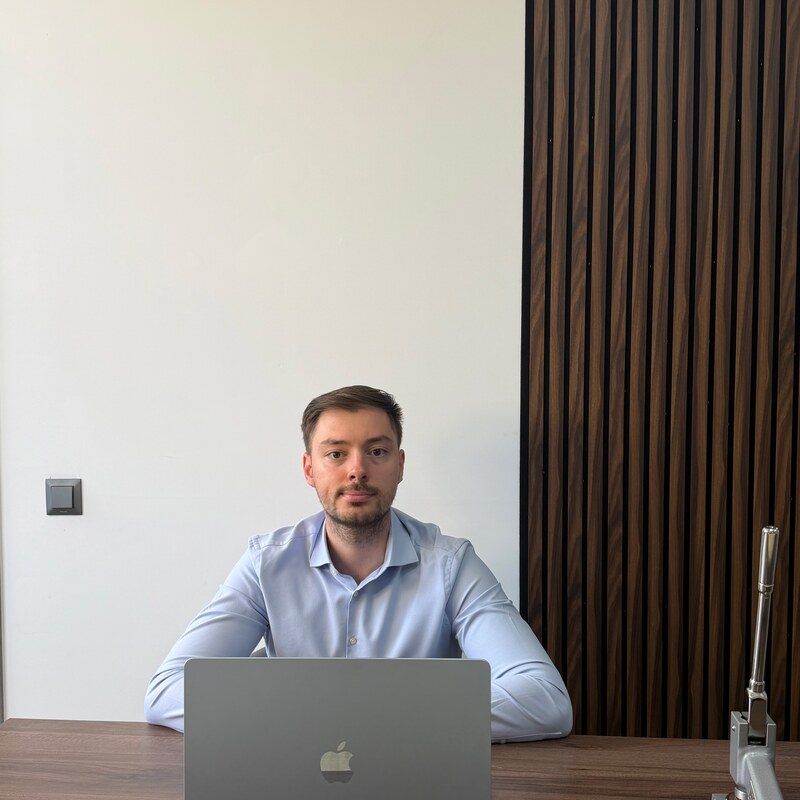 Notar Crețu Fabian Eduard la biroul de lucru — birou notarial NotariX